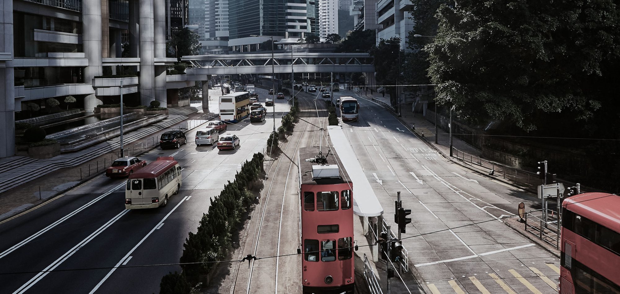 中環街景 — 電車在鬧市軌道行駛